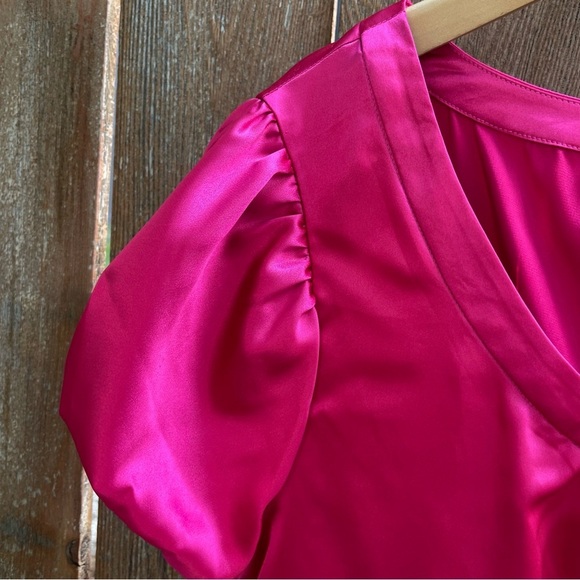 LA VITA Women’s Pink Satin Round Neck Cap Sleeve Blouse Size Large - Picture 3 of 8